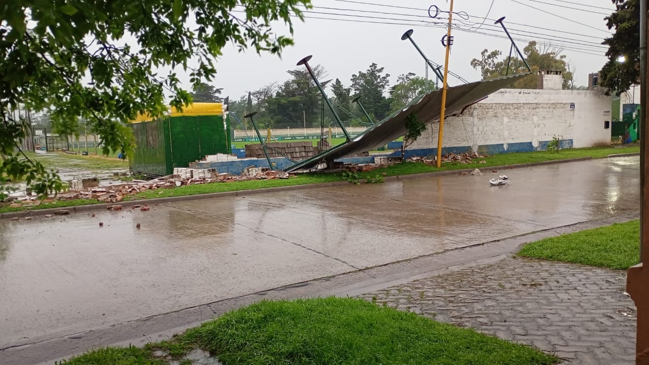 El viento dañó instalaciones del Club Villa del Parque: lanzan campaña solidaria para reconstruir el paredón