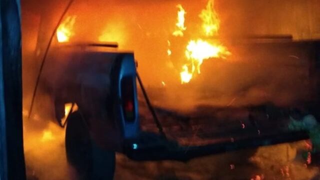 Se prendió fuego una camioneta en Villa Floresta