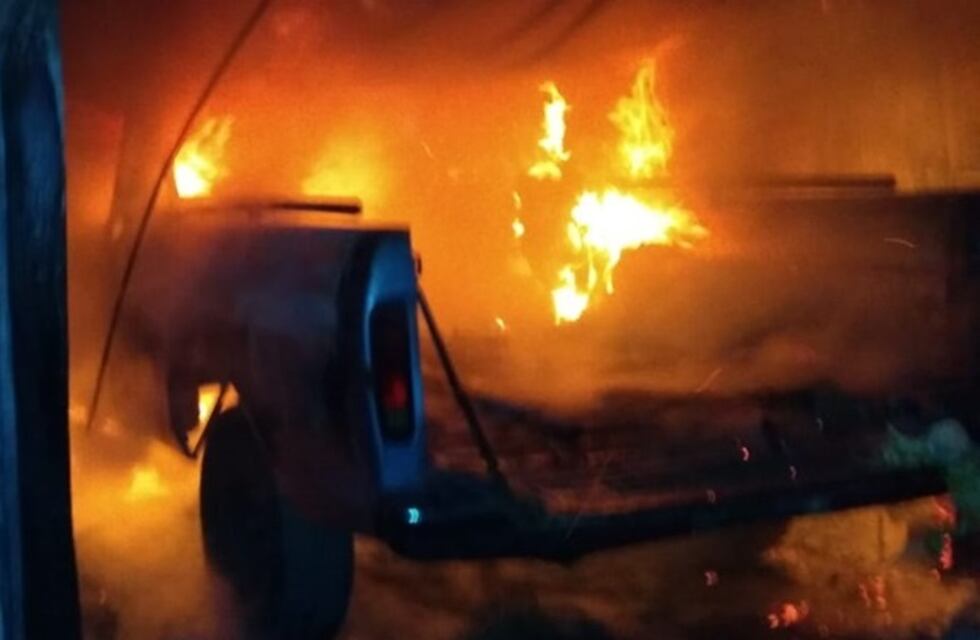 Se prendió fuego una camioneta en Villa Floresta