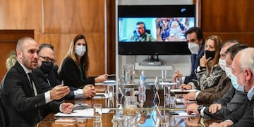 La eliminación de retenciones fue anunciada por los ministros de Economía, Martín Guzmán, y de Desarrollo Productivo, Matías Kulfas, en una reunión con representantes de las empresas Argencon, Accenture, Globant, PWC, Ernest & Young, Tax&Legal, Laboratorios Bagó y el INVAP.