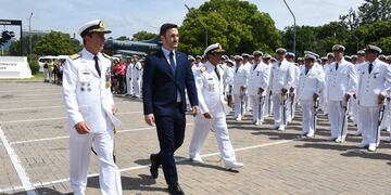 Durante una ceremonia presidida por el Ministro de Defensa, el Contraalmirante Allievi reemplazó en sus funciones al Almirante Julio Horacio Guardia.