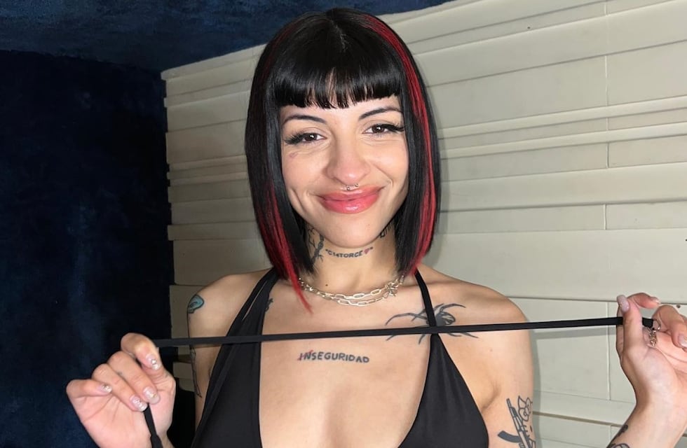 Cazzu realizó una sesión de fotos en top y ropa interior: “Pa aterrizar en tu cama”