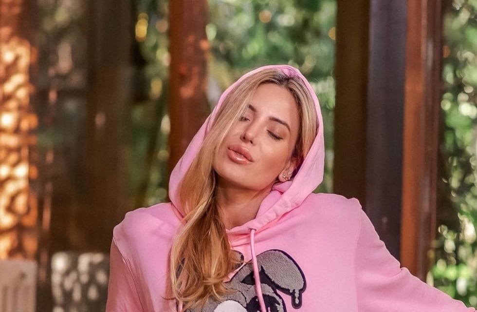 Jesica Cirio posó con una camisa blanca abierta sin corpiño y desafió los límites