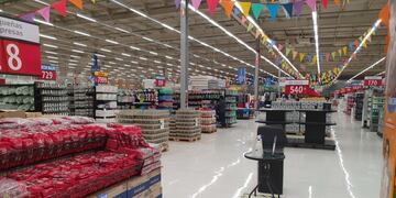 Detuvieron a un policía de San Juan por intentar robar en un Changomas.