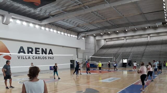 Alumnos jugando a "Newcom" en el Arena VCP.