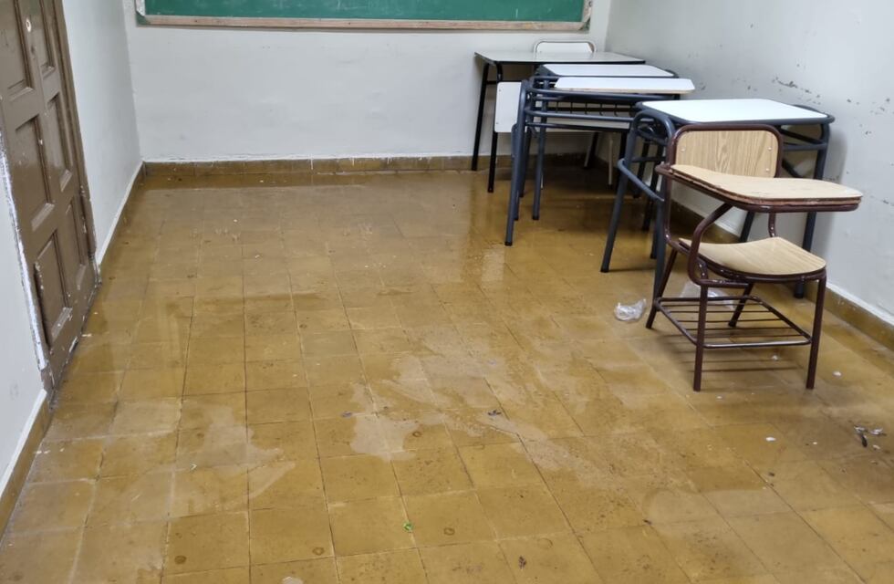 Aulas inundadas y docentes trapeando: la situación de las escuelas de Córdoba tras el temporal
