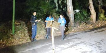 En la zona no hay veredas y la gente debe caminar sobre la calle, sin mencionar la poca iluminación que esta presenta.