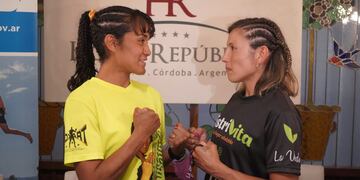 Juliana Basualdo, de remera oscura, junto a su rival Vanesa Taborda, en la presentación de la pelea.