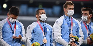 Los Pumas 7s reciben la medalla de bronce tras vencer a Gran Bretaña en el partido por el tercer y cuarto puesto de Tokio 2020.