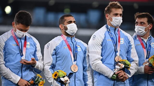 Los Pumas 7s reciben la medalla de bronce tras vencer a Gran Bretaña en el partido por el tercer y cuarto puesto de Tokio 2020.