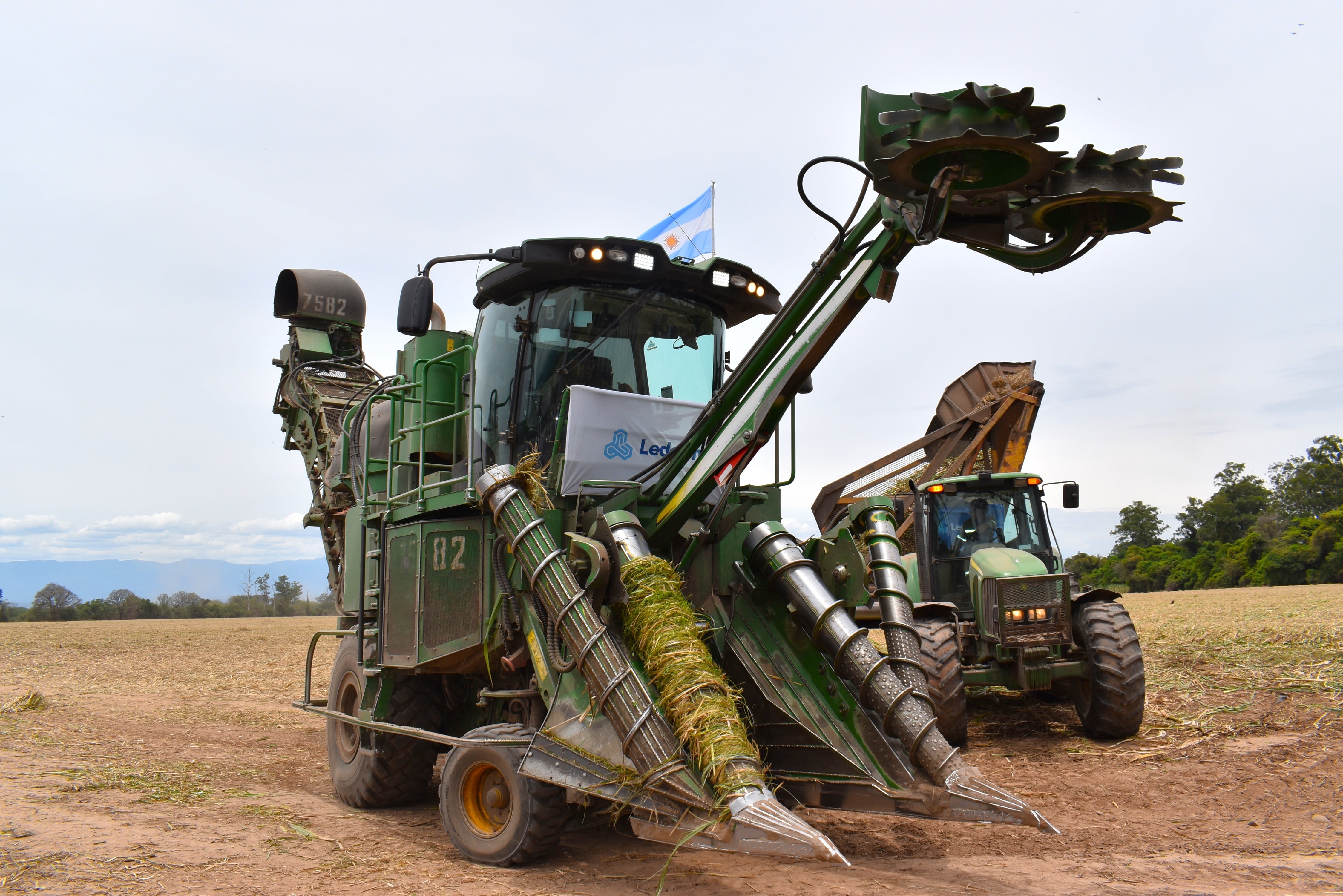 Potentes equipos y modernas maquinarias agrícolas hacen eficiente el trabajo de cosecha en los campos de la compañía agroindustrial jujeña.