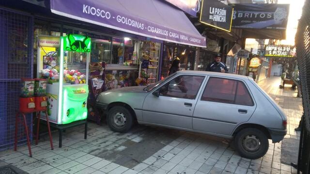 El vehículo se desplazó en pendiente por Pasaje del Carmen y dio contra el kiosco ubicado en Av. San Martín. Foto: Bambacoop