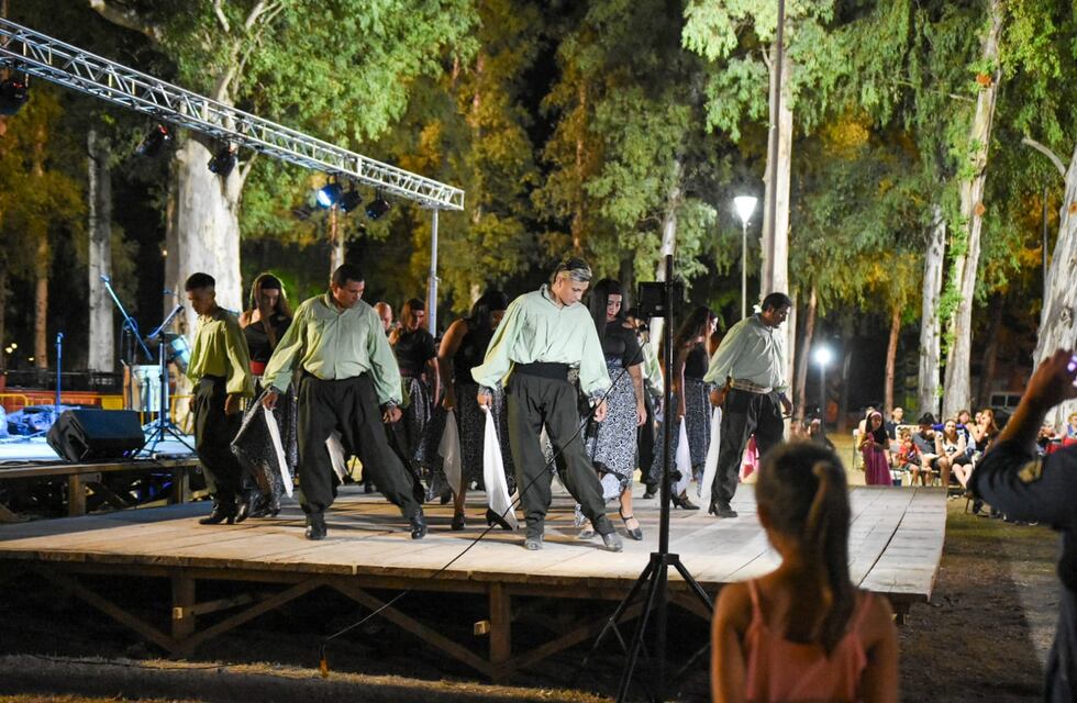 Con gran marco de público se llevó a cabo la primera noche del Festival de Folklore