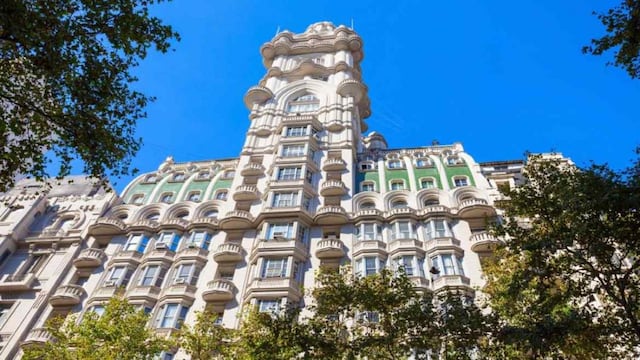 En el piso 16 del Palacio Barolo funciona un bar de tragos y tapas. (123RF)