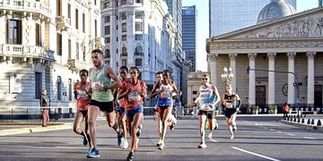 Casi 9 mil atletas compiten en la maratón en la Ciudad de Buenos Aires.