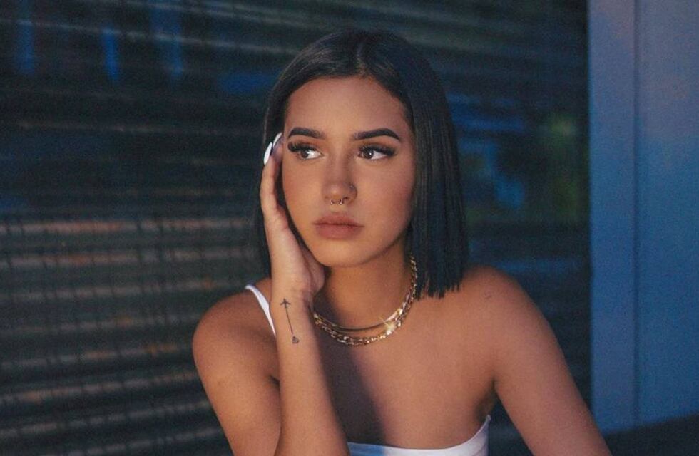 Domelipa posó con un top y minifalda y deslumbró a sus millones de seguidores