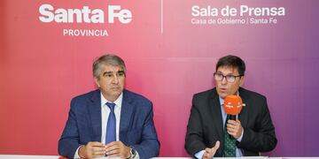 Los ministros de Gobierno e Innovación Pública, Fabián Bastia y de Educación, José Goity.