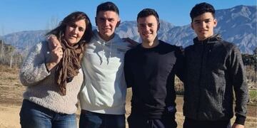 Lorena y sus hijos, los Bridge, jugadores de la Selección Argentina de hockey patín que disputarán el Mundial en San Juan.
