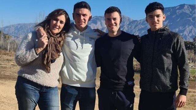 Lorena y sus hijos, los Bridge, jugadores de la Selección Argentina de hockey patín que disputarán el Mundial en San Juan.