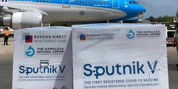 Llegó a Moscú el avión que traerá la vacuna Sputnik V