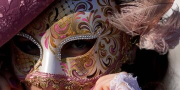 Los juerguistas que participan en las celebraciones del histórico Carnaval veneciano exhiben sus máscaras en la Plaza de San Marcos en Venecia. (Foto AP/Antonio Calanni)