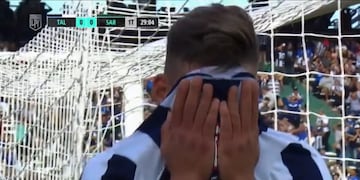 ¡No lo quiere ver! Girotti se tapa la cara después del increíble gol que erró.