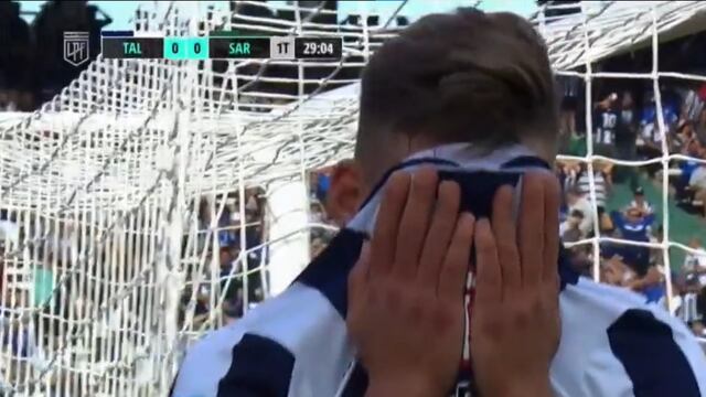 ¡No lo quiere ver! Girotti se tapa la cara después del increíble gol que erró.