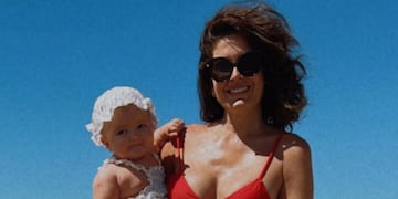 Isabel Macedo disfruta de sus vacaciones en familia junto al mar.