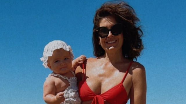 Isabel Macedo disfruta de sus vacaciones en familia junto al mar.