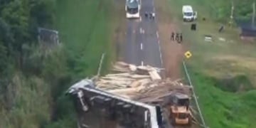 Camión cargado con madera despistó y volcó en la Ruta 12 en Gobernador Roca: el conductor resultó herido.