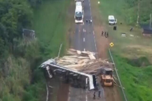 Camión cargado con madera despistó y volcó en la Ruta 12 en Gobernador Roca: el conductor resultó herido.