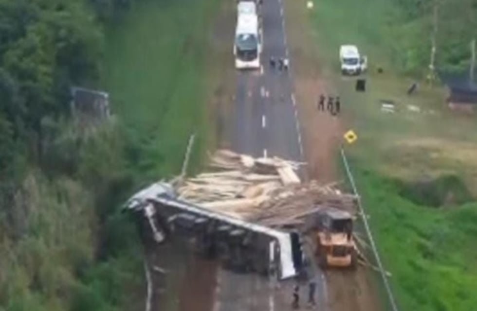 Camión cargado con madera despistó y volcó en la Ruta 12 en Gobernador Roca: el conductor resultó herido