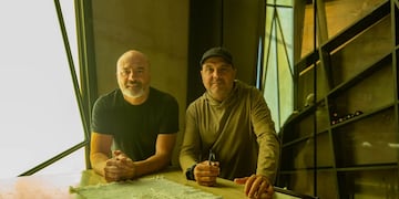 Gabriel Japaz y Pablo Guerra, arquitectos y socios creativos que diseñaron Anaia Wines, la bodega que ganó el premio internacional oro mundial.