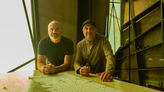 Gabriel Japaz y Pablo Guerra, arquitectos y socios creativos que diseñaron Anaia Wines, la bodega que ganó el premio internacional oro mundial.