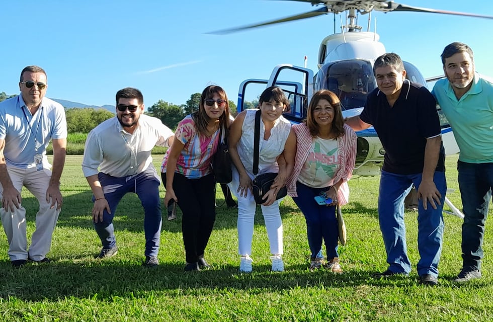 El helicóptero de la provincia traslada docentes e insumos a escuelas de alta montaña