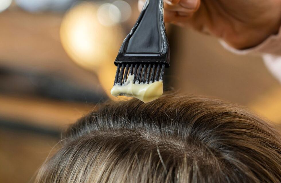 ¿No querés ir a la peluquería?: 3 trucos caseros para teñirte en casa