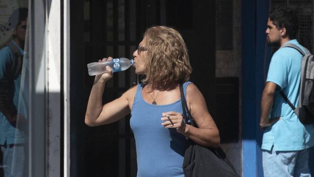 La Municipalidad de Rosario recomendó tomar agua y otras medidas para evitar problemas de salud por la ola de calor.