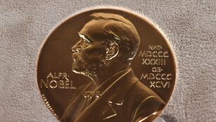 Tres científicos ganaron el Nobel de Física por sus estudios sobre electrones.