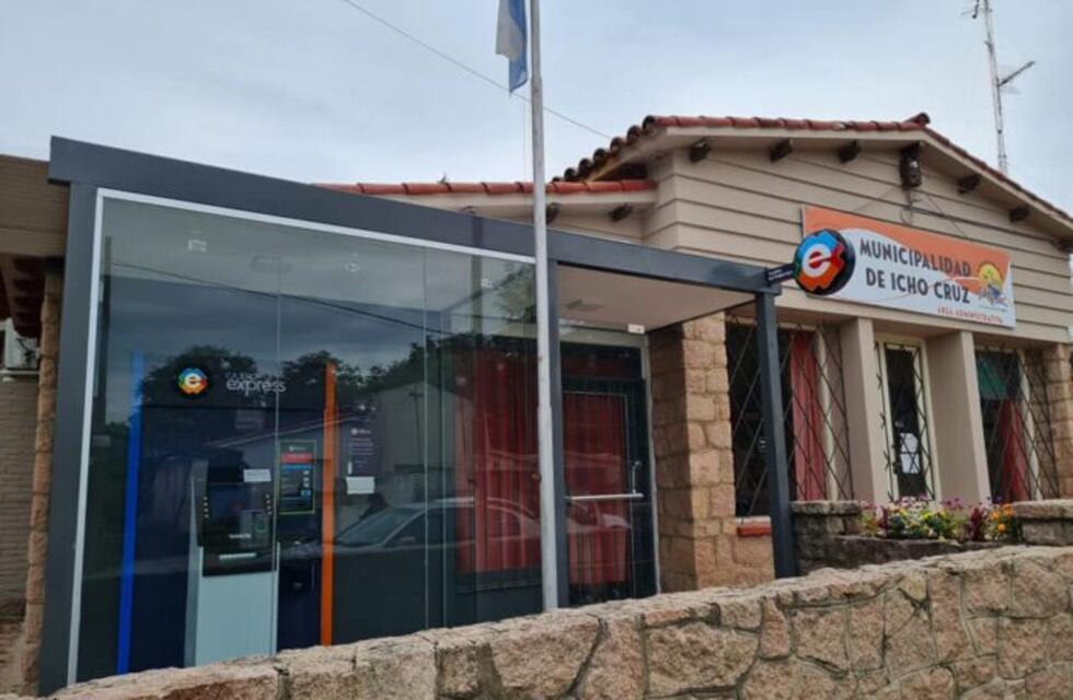 Icho Cruz inauguró el primer cajero automático de la zona