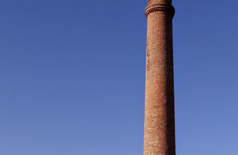 Quines: demolerán la histórica chimenea