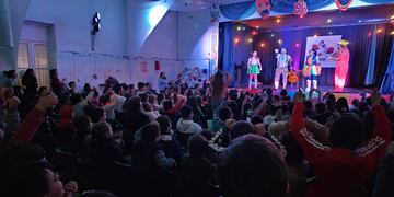 Precandidatos de Compromiso Vecinal presentes en el show de la Compañía “Había una Vez”