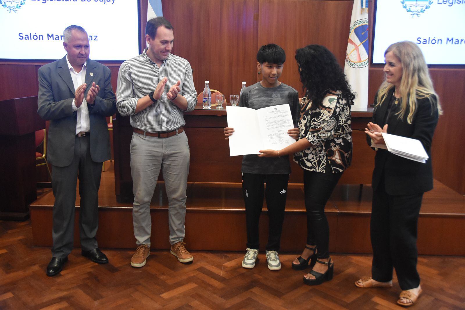 La diputada Patricia Ríos entrega el reconocimiento parlamentario al juvenil Lionel López.