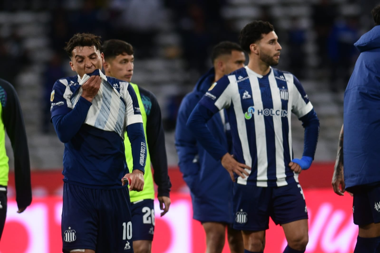 La tristeza de los jugadores de Talleres luego de la caída 0-1 ante Riestra en el Kempes. (Ramiro Pereyra / La Voz)