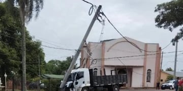 Conductor ebrio chocó contra un poste eléctrico y dejó a Jardín América sin luz.