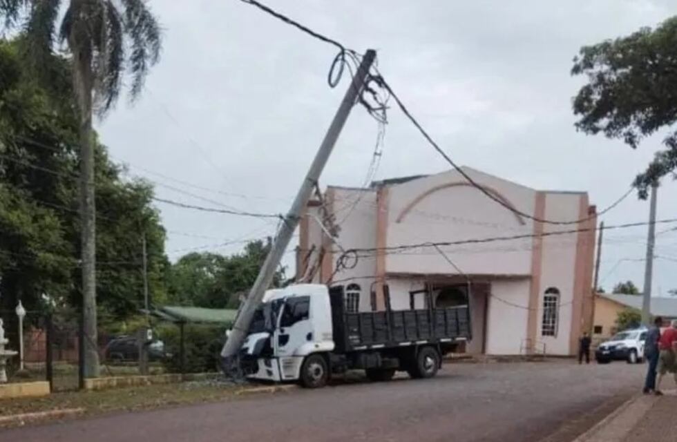 Conductor ebrio chocó contra un poste eléctrico y dejó a Jardín América sin luz