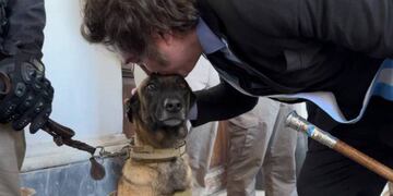 “Milei” es tendencia en la red "X" por este beso que le dio a un perro de la policía.