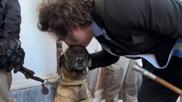 “Milei” es tendencia en la red "X" por este beso que le dio a un perro de la policía.