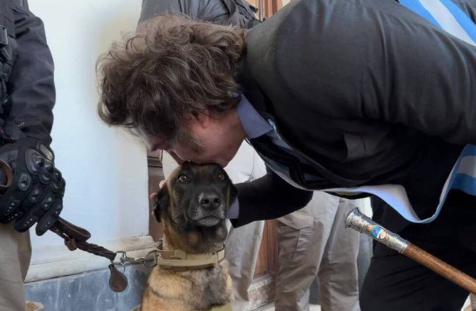 Javier Milei en Córdoba: el cartel que desafió el Presidente para besar a un perro