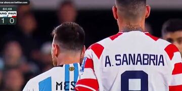 El momento en el que Sanabria escupió a Lionel Messi (Captura)