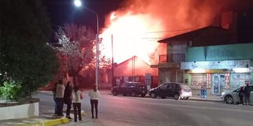 Voraz incendio en Colón- creen que una joven lo provocó intencionalmente